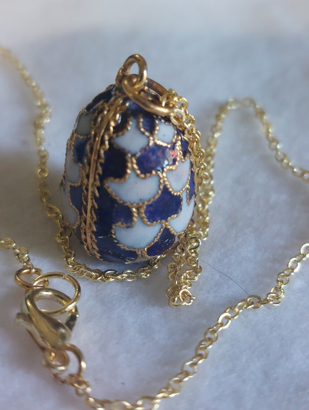 VTG Cloisonné Cobalt Blue White Scale Egg Pendant Necklace 18" Gold Tone Chain